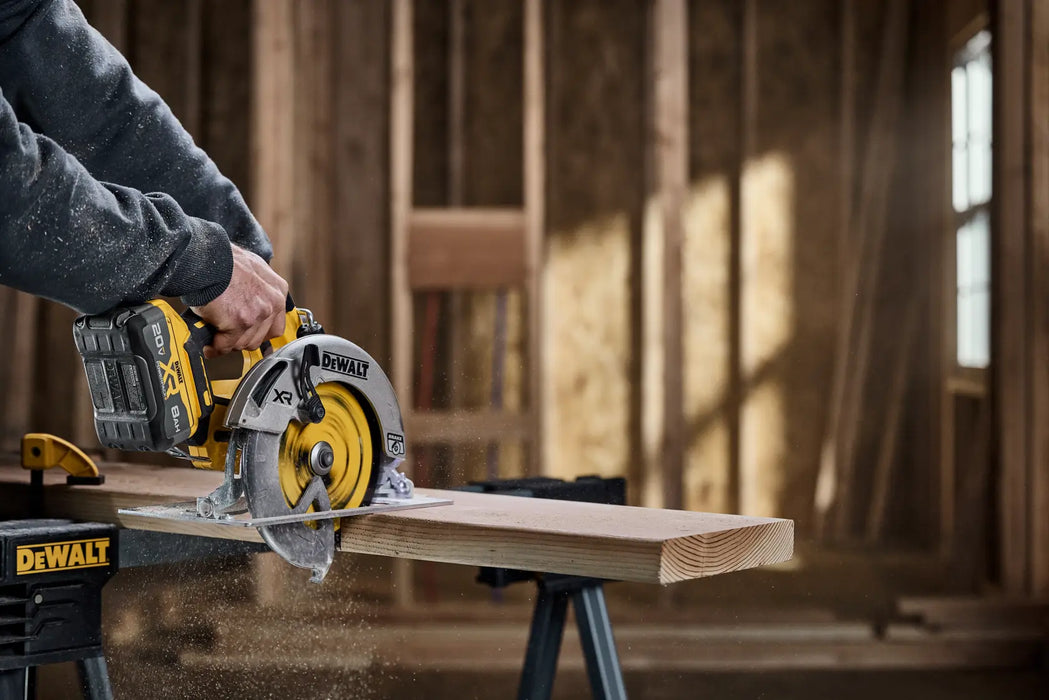 DeWalt DCS590WW1 20V Max XR 7-1/4" Brushless Cordless Circular Saw Kit - Image 7